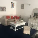 Quiet Duplex House Downtown アパート