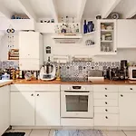 Quiet Duplex House Downtown Appartement