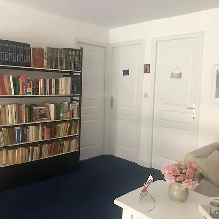 Quiet Duplex House Downtown Διαμέρισμα *