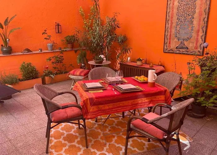 Quiet Duplex House Downtown Daire *