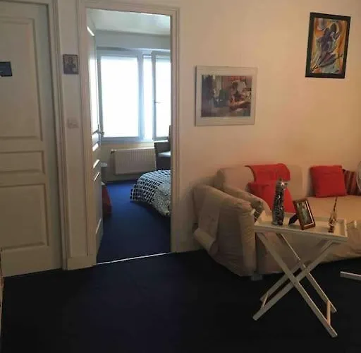 Quiet Duplex House Downtown Apartman *