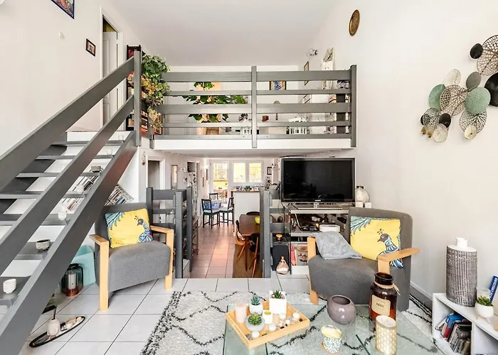 Quiet Duplex House Downtown