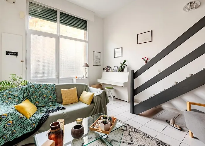 Quiet Duplex House Downtown Daire *