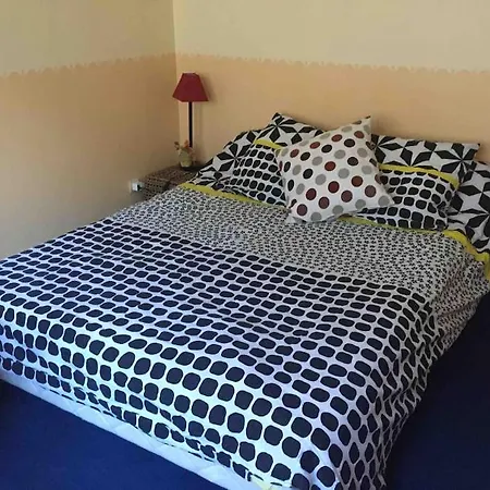 Quiet Duplex House Downtown شقة *