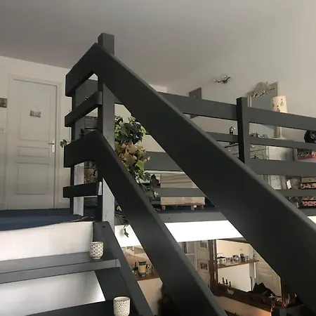 Quiet Duplex House Downtown شقة *