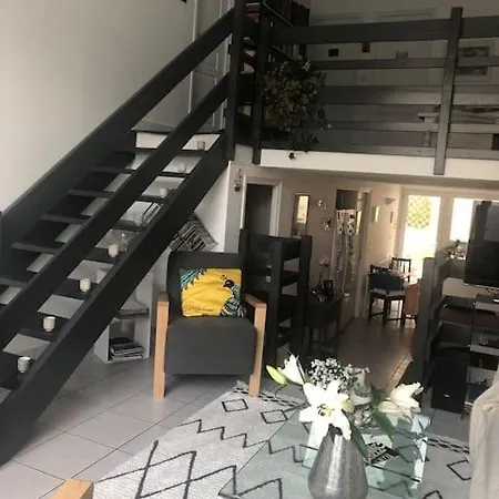 Quiet Duplex House Downtown 公寓