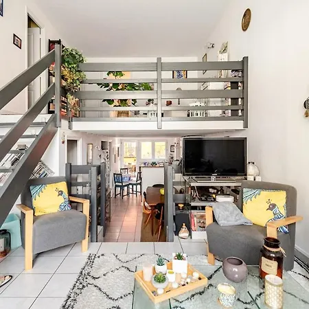 Quiet Duplex House Downtown