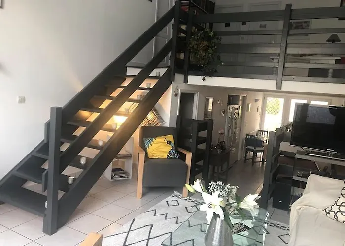 Quiet Duplex House Downtown *